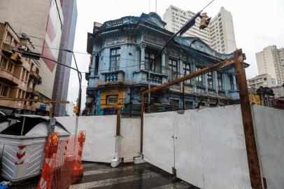  PORTO ALEGRE, RS, BRASIL - 24/05/2019Casa Azul, na esquina das ruas Riachuelo e Floriano, recebe obra de estabilização da fachada. Atualmente, estão sendo feitas fundações onde devem ser colocadas vigas metálicas para sustentar a estrutura.