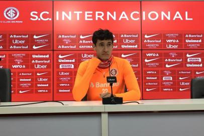 Volante do Inter, Rodrigo Dourado concede entrevista coletiva