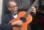 VÍDEO: em registro raro, João Gilberto toca algumas notas de "Chega de Saudade"