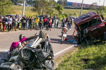  NOVO HAMBURGO, RS, BRASIL, 09.07.2019. Três pessoas morrem em colisão envolvendo caminhão e carro em Novo Hamburgo. Acidente ocorreu na altura do km 15 da RS-239.  (FOTO ANDRÉA GRAIZ/AGÊNCIA RBS)Indexador: Andrea Graiz