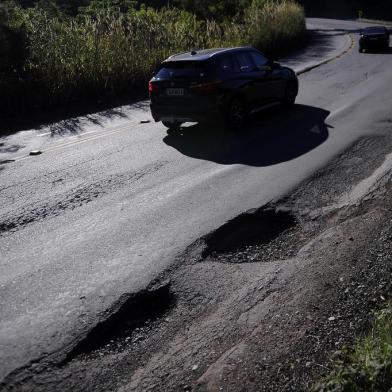  CAXIAS DO SUSLS, RS, BRASIL, 08/07/2019 - Reportagem confere estado das rodovias da região. NA FOTO: Km 47, antes e depois da curva da morte, buracos ainda não marcados mas grandes. Trecho com placas novas indicativas de curva. (Marcelo Casagrande/Agência RBS)