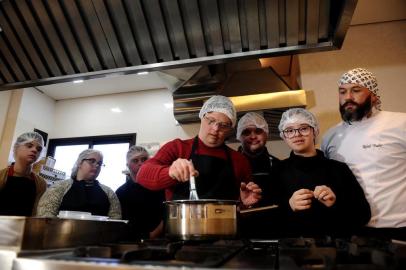  CAXIAS DO SUL, RS, BRASIL (08/07/2019)Projeto Downchefs ¿ Vivendo Amores Especiais ensina culinária para crianças e adultos com Síndrome de Down. Na foto, (E) Heitor Fachinelli Deschamps, 14 anos, Marina Tonin Bonatto, 26 anos , Leonardo Jardim Machado, 39 anos, Matheus Fiorio Generosi, 34 anos, Diego Ismael Lins, 38 anos, Enzo Mattana, 12 anos e Rafael Traiber, 39 anos. (Antonio Valiente/Agência RBS)