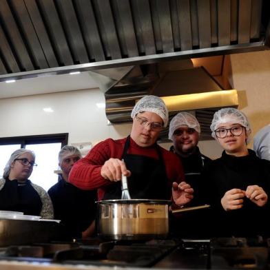  CAXIAS DO SUL, RS, BRASIL (08/07/2019)Projeto Downchefs ¿ Vivendo Amores Especiais ensina culinária para crianças e adultos com Síndrome de Down. Na foto, (E) Heitor Fachinelli Deschamps, 14 anos, Marina Tonin Bonatto, 26 anos , Leonardo Jardim Machado, 39 anos, Matheus Fiorio Generosi, 34 anos, Diego Ismael Lins, 38 anos, Enzo Mattana, 12 anos e Rafael Traiber, 39 anos. (Antonio Valiente/Agência RBS)