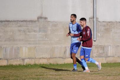  CAXIAS DO SUL, RS, BRASIL, 09/07/2019 - Equipe SER Caxias treina para enfrentar o Manaus - AM, no próximo domingo. NA FOTO: zagueiro Thiago Sales e o meia Rafael Gava. (Marcelo Casagrande/Agência RBS)