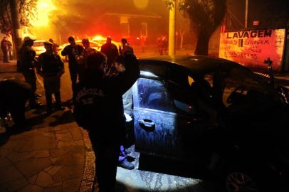  PORTO ALEGRE,RS,BRASIL.2019,07,10.Um soldado da Brigada Militar (BM) morreu com um tiro na cabeça após confronto próximo à avenida Teresópolis, na zona sul de Porto Alegre, por volta das 3h15min desta quarta-feira (10). A informação inicial é de que houve uma perseguição a criminosos que estavam em um carro roubado. O policial foi atingido na Praça Guia Lopes, chegou a passar por atendimento no  Hospital de Pronto Socorro (HPS), mas não resistiu.(RONALDO BERNARDI/AGENCIA RBS).A BM faz buscas na região a três criminosos que fugiram a pé e deixaram o veículo roubado no local. Uma mulher que estava com o trio não conseguiu fugir e foi presa.