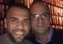 Vice de futebol do Inter publica foto com Daniel Alves e brinca: "Quem sabe, ali na frente"