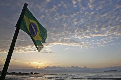 Fpolis - BR SC - amanhecer na praia mole com a bandeira do Brasil