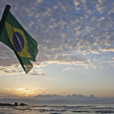  Fpolis - BR SC - amanhecer na praia mole com a bandeira do Brasil