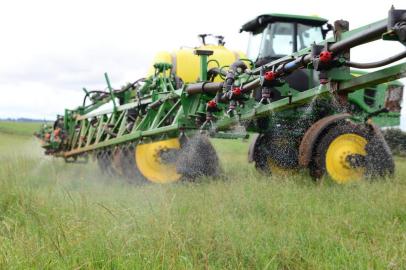  PASSO FUNDO, RS, BRASIL, 04/09/2018: Glifosato é usado na preparação do solo para o plantio de soja pelo sistema de cultivo direto.(FOTO: Diogo Zanatta / Especial )