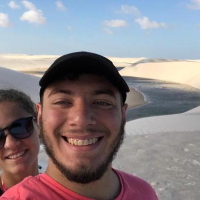 A praia de Coqueirinho, localizada no Conde, litoral sul da Paraíba é o local ideal para renovar as energias. A praia tem uma extensa faixa de areia com vários coqueiros que fazem sombras para os visitantes. Conta com muitas falésias coloridas, formações rochosas e águas cristalinas. Até o turista chegar nessa praia ele passará por muitas praias igualmente lindas. Vale MUITO o passeio!