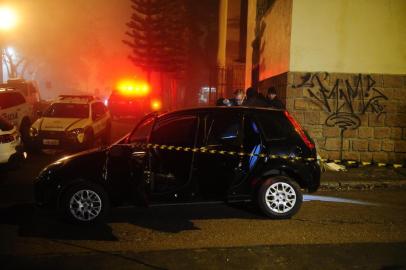  PORTO ALEGRE,RS,BRASIL.2019,07,10.Um soldado da Brigada Militar (BM) morreu com um tiro na cabeça após confronto próximo à avenida Teresópolis, na zona sul de Porto Alegre, por volta das 3h15min desta quarta-feira (10). A informação inicial é de que houve uma perseguição a criminosos que estavam em um carro roubado. O policial foi atingido na Praça Guia Lopes, chegou a passar por atendimento no  Hospital de Pronto Socorro (HPS), mas não resistiu.(RONALDO BERNARDI/AGENCIA RBS).A BM faz buscas na região a três criminosos que fugiram a pé e deixaram o veículo roubado no local. Uma mulher que estava com o trio não conseguiu fugir e foi presa.