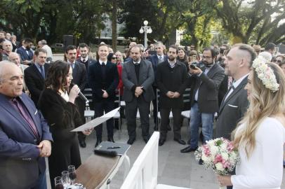 Deputado Rodrigo maroni casa com defensora pública Isabel Wexel na praça da Matriz 