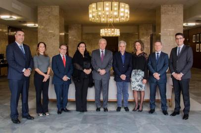 A nova diretoria do Banrisul (da esquerda para a direita): Osvaldo Lobo Pires, Raquel Santos Carneiro, Jorge Fernando Krug Santos, Suzana Cogo, Claudio Coutinho, Irany de Oliveira Sant¿Anna Junior, Claise Muller Rauber, Fernando Postal e Marcus Vinicius Feijó Staffen.