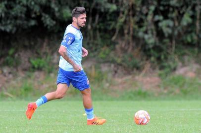  CAXIAS DO SUL, RS, BRASIL 08/03/2019Treino do SER Caxias antes do Clássico Ca-Juválido pelo Gauchão 2019. Na foto: Meia Rafael Gava (Felipe Nyland/Agência RBS)