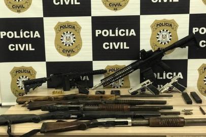 Polícia Civil de Caxias do Sul apreendeu nove armas de fogo, incluindo um fuzil calibre 7,62 e uma submetralhadora 9mm. A suspeita é que o armamento fosse utilizado em assaltos a banco.O arsenal foi encontrado no bairro Forqueta e no município de Alto Feliz, que fica entre a Serra e a Região Metropolitana.