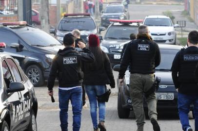  PORTO ALEGRE,RS,BRASIL.2019,07,11.Operação da Policia Civil do DENARC,na vila Nova Dique,contra o tráfico de drogas e homicidas, e retomadas casas que foram tomadas por traficantes.(RONALDO BERNARDI/AGENCIA RBS).