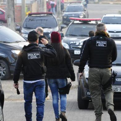  PORTO ALEGRE,RS,BRASIL.2019,07,11.Operação da Policia Civil do DENARC,na vila Nova Dique,contra o tráfico de drogas e homicidas, e retomadas casas que foram tomadas por traficantes.(RONALDO BERNARDI/AGENCIA RBS).