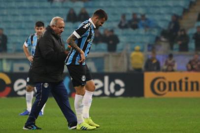 Copa do Brasil - GrÃªmio vs Bahia.Felipe Vizeu do Grêmio sai lesionado  durante a partida entre GrÃªmio e Bahia pelas quartas de finais da Copa do Brasil 2019, na Arena do GrÃªmio nesta quarta-feira 10.Editoria: SPOLocal: Porto AlegreIndexador: Max Peixoto/DiaEsportivo/LanceprSecao: FutebolFonte: DiaEsportivo/Lancepress!Fotógrafo: Max Peixoto/DiaEsportivo/Lancepr