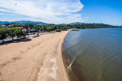  PORTO ALEGRE, RS, BRASIL, 09/04/2018 : Ao longo de mais de 70 quilômetros, a orla do Guaíba em Porto Alegre, em evidência pela revitalização de trechos urbanos, apresenta diferentes características e personagens. (Omar Freitas/Agência RBS)