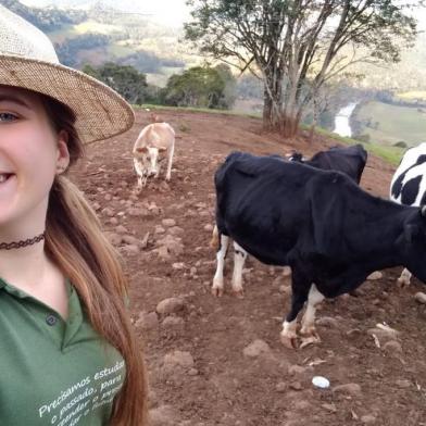 Getúlio Vargas (RS): Ana Gabriela Zorzan, 18 anos. Filha de produtores rurais de Getúlio Vargas, no norte do Estado, mora durante a semana em Sertão, onde cursa técnico em agropecuária no IFRS. Nos finais de semana, ajuda os pais na produção de leite e de grãos e também na gestão da propriedade de 32 hectares.