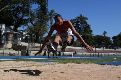  PORTO ALEGRE, RS, BRASIL - Promessas Olímpicas. Matéria especial com atletas com potencial Olímpico. Atleta do salto triplo da Sogipa Almir Júnior.Indexador: Jefferson Botega