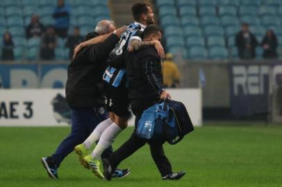  PORTO ALEGRE-RS,  - 10.07.2019 - Copa do Brasil 2019 - GrÃªmio vs Bahia. - Felipe Vizeu do GrÃªmio sai lesionado  durante a partida entre GrÃªmio e Bahia pelas quartas de finais da Copa do Brasil 2019, na Arena do GrÃªmio nesta quarta-feira 10. (Foto: Max Peixoto/DiaEsportivo/Folhapress) 