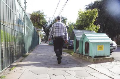 PORTO ALEGRE, RS, BRASIL - Prefeitura quer retirar casinhas de cachorro colocadas por moradores na Rua Ângelo Crivellaro, no bairro Jardim do Salso, em Porto Alegre. Prefeito entende que estruturas para cães infringem as regras para passeios públicos e que os animais devem ser levados para um abrigo e encaminhados à adoção. Cuidadores e ativistas brigam pela permanência das casas e dos bichos no bairro.