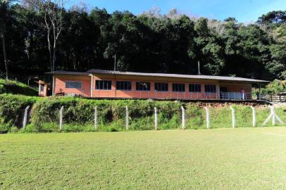  CAXIAS DO SUL, RS, BRASIL, 11/07/2019. Orçamento aponta que reforma da Escola Municipal da Ensino Fundamental Professora Arlinda Lauer Manfro custaria o mesmo valor que a adequação do Centro Esportivo em campo de futebol de Galópolis. (Porthus Junior/Agência RBS)