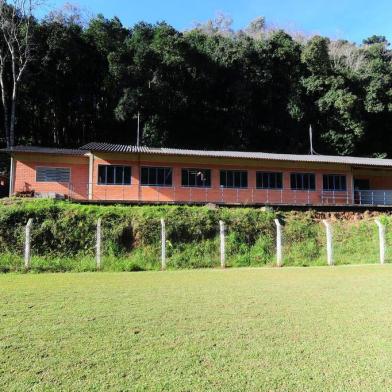  CAXIAS DO SUL, RS, BRASIL, 11/07/2019. Orçamento aponta que reforma da Escola Municipal da Ensino Fundamental Professora Arlinda Lauer Manfro custaria o mesmo valor que a adequação do Centro Esportivo em campo de futebol de Galópolis. (Porthus Junior/Agência RBS)