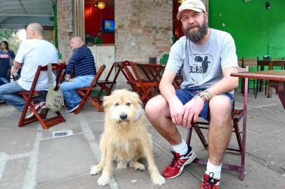  PORTO ALEGRE, RS, BRASIL, 12/07/2017 - A Cara da Rua - Alexandre e o cachorro Alemão(Foto: André Feltes / Especial)Indexador: Carlos Macedo