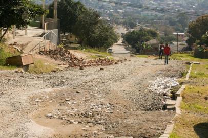  ALVORADA, RS, BRASIL, 11.07.2019. Ruas com obras inacabadas de pavimentação. Na foto Rua Barão do Cerro Largo. (FOTO ANDRÉA GRAIZ/AGÊNCIA RBS)Indexador: Andrea Graiz