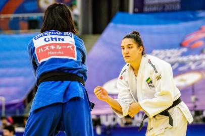  A judoca brasileira Mayra Aguiar (de branco) em aÃ§Ã£o pela categoria -78kg no Mundial de JudÃ´ 2018, em Baku (AzerbaijÃ£o). Foto: Rodolfo Vilela/ rededoesporte.gov.br. Data: 25.09.2018. Local: Arena Nacional de GinÃ¡stica, em Baku.