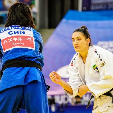  A judoca brasileira Mayra Aguiar (de branco) em aÃ§Ã£o pela categoria -78kg no Mundial de JudÃ´ 2018, em Baku (AzerbaijÃ£o). Foto: Rodolfo Vilela/ rededoesporte.gov.br. Data: 25.09.2018. Local: Arena Nacional de GinÃ¡stica, em Baku.