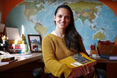  PORTO ALEGRE, RS, BRASIL, 12-07-2019: BÁRBARA KLEIN MENDES, 27 anos, bacharel em Relações Internacionais, está se preparando para as provas do Instituto Rio Branco, que têm novidades neste ano (FOTO FÉLIX ZUCCO/AGÊNCIA RBS, Editoria SuaVida).