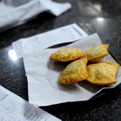 CAXIAS DO SUL, RS, BRASIL, 11/06/2019Pastelaria La Casa de Pastel, pauta para a economia.Daiana Furquim Soares e Renato Endres são proprietários da pastelaria La Casa de Pastel, em Caxias do Sul. (Lucas Amorelli/Agência RBS)