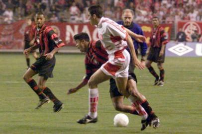 Atlético-PR 1x2 Inter - Campeonato Brasileiro - Estádio Arena da Baixada - Curitiba.O zagueiro Lúcio, do Inter, na marcação de um atacante da equipe paranaense.#PÁGINA: 1 Fonte: Lance Fotógrafo: Albari Rosa