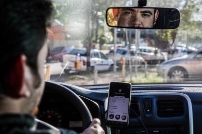  PORTO ALEGRE, RS, BRASIL - 08/07/2019Aumento no número de trabalhadores informais. Na foto, o motorista de aplicativos, Patrick Suam de 26 anos.