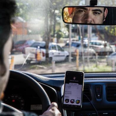  PORTO ALEGRE, RS, BRASIL - 08/07/2019Aumento no número de trabalhadores informais. Na foto, o motorista de aplicativos, Patrick Suam de 26 anos.