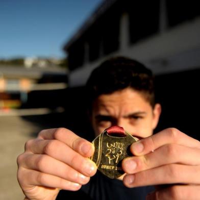  CAXIAS DO SUL, RS, BRASIL, 12/07/2019Estudantes que ganharam medalha de ouro nas olímpiadas de matemática.João Vitor de Vargas Cendron, aluno da escola Padre Antonio Vieira(Lucas Amorelli/Agência RBS)