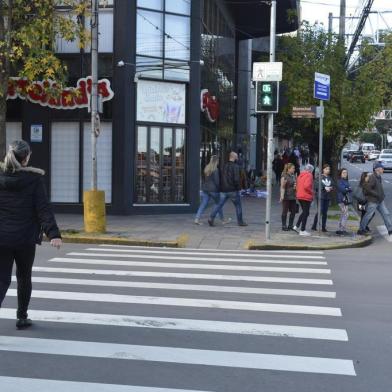 Sinaleira para pedestre com contador digital na esquina das ruas Sinimbu e Marechal Floriano. Foto do projeto Família Pedrosa, a Família Pedestre.