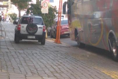 Veículo estacionado sobre calçada na Rua Sinimbu, entre as ruas Treze de Maio e Humberto de Campos. Foto do projeto Família Pedrosa, a Família Pedestre.