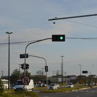 A tecnologia será responsável por acompanhar o tráfego de veículos e determinar o tempo das sinaleiras nos cruzamentos da RSC-453, na saída de Caxias do Sul para Farroupilha. A intenção é agilizar os acessos aos bairros Desvio Rizzo e Cidade Nova.