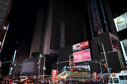 Painéis da Times Square, em Manhattan, Nova York, ficam às escuras após apagão. Estados Unidos. Falta de luz