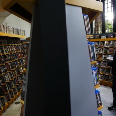 PORTO ALEGRE, RS, BRASIL, 01-07-2019: O proprietário Álvaro Bertani organiza DVDs na locadora E o vídeo levou, no bairro Jardim Botânico. (Foto: Mateus Bruxel / Agência RBS)