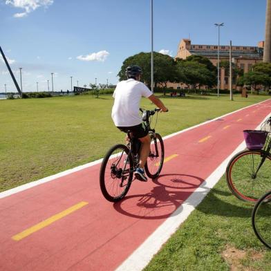  PORTO ALEGRE, RS, BRASIL, 28/02/2019: Movimentação na orla do Guaíba em dia de clima quente e seco na capital. (CAMILA DOMINGUES/AGÊNCIA RBS)