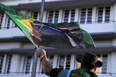  CAXIAS DO SUL, RS, BRASIL, 26/05/2019 - Manifestantes a favor das reformas propostas pelo presidente Jair Bolsonaro (PSL) realizam um ato na praça Dante Alighieri, na tarde deste domingo (26), em Caxias do Sul. Os apoiadores do governo seguiram em caminhada pelas ruas Sinimbu, Alfredo Chaves, Pinheiro Machado e Garibaldi e, logo, retornaram à praça Dante. (Marcelo Casagrande/Agência RBS)