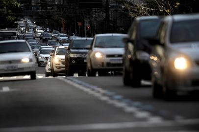 CAXIAS DO SUL, RS, BRASIL, 12/07/2019Fomos ver como está o trânsito em Caxias em horários de pico. Sinimbu, esquina com Dr. Montaury(Lucas Amorelli/Agência RBS)