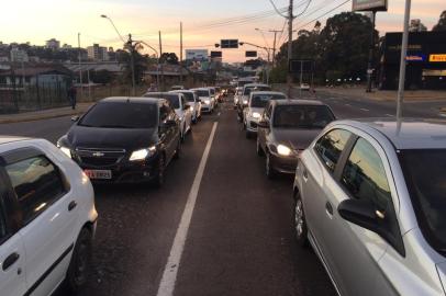 Trânsito intenso na perimetral sul em Caxias do Sul.