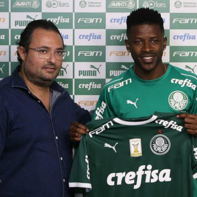 Volante Ramires é apresentado pelo Palmeiras