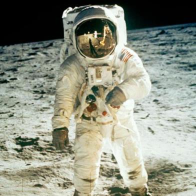 *** 40 anos Lua - AP/EFE ***40 anos da chegada do homem à Lua (20 de julho de 1969). - foto tirada por Neil Armstrong (refletido no capacete) em que aparece o astronauta Edwin Aldrin caminhando no solo lunar. Fonte: AP Fotógrafo: Neil Armstrong/Nasa